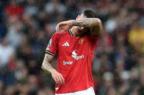 拉伯配资 曼联球迷怒批谢什科：全场消失，巨额投入又打水漂了